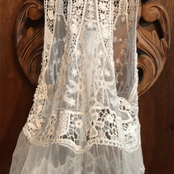 Very pretty lace vest. - Picture 5 of 6